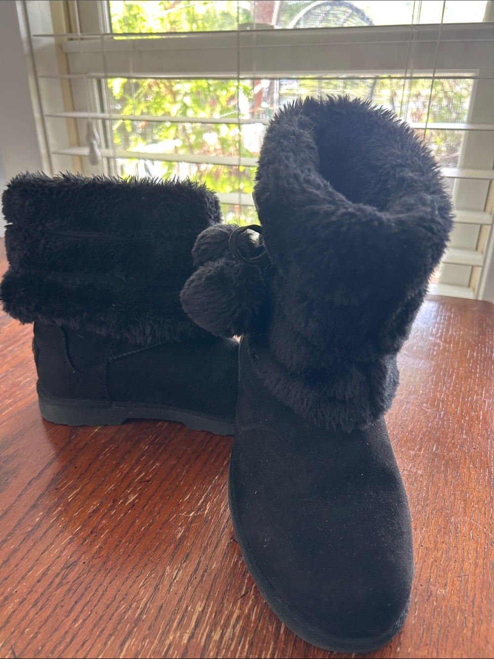 Makalu Fur boots with pompom bows, 6.5